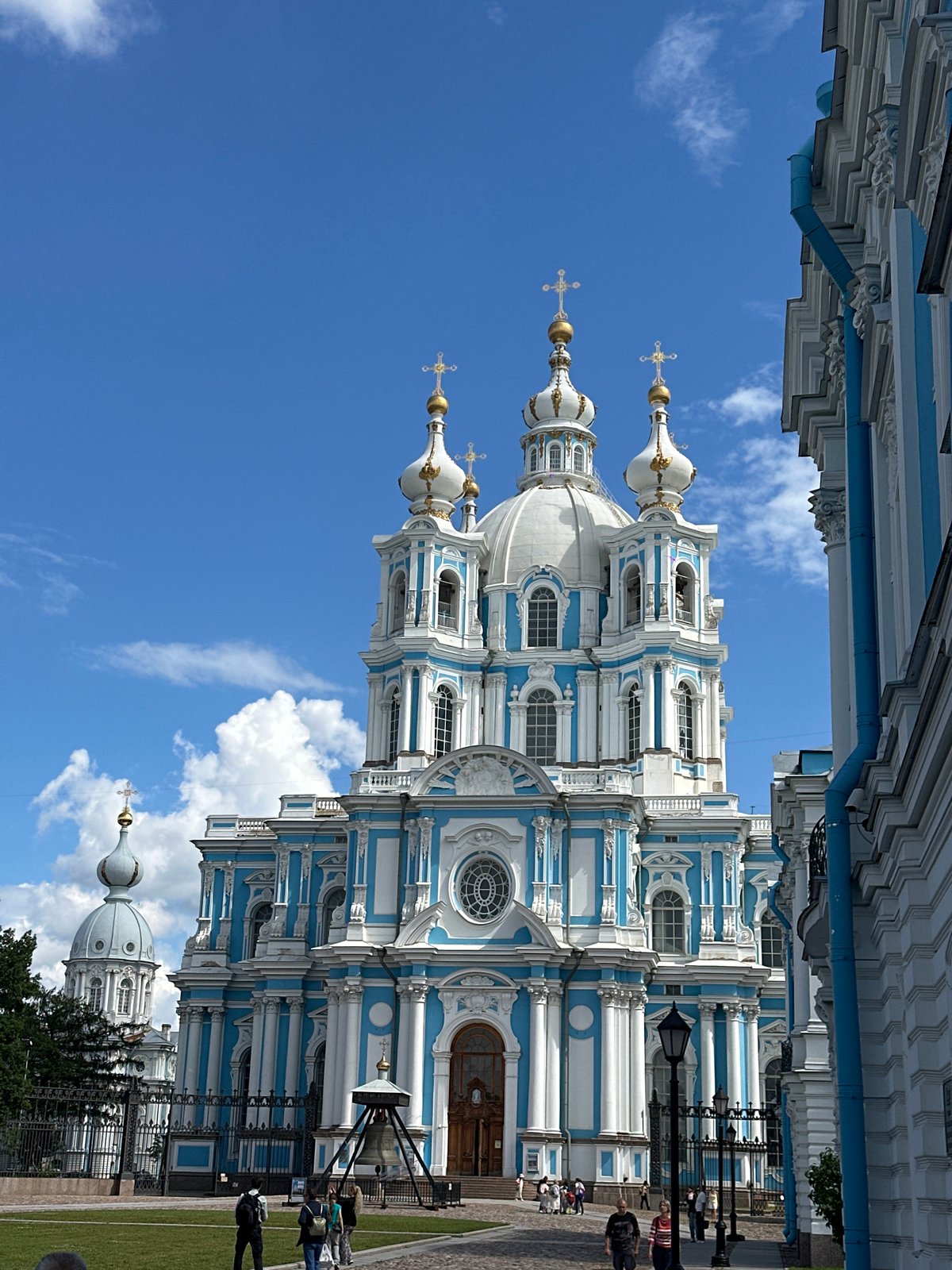 Wedding and architecture at Smolny Cathedral, Saint Petersburg