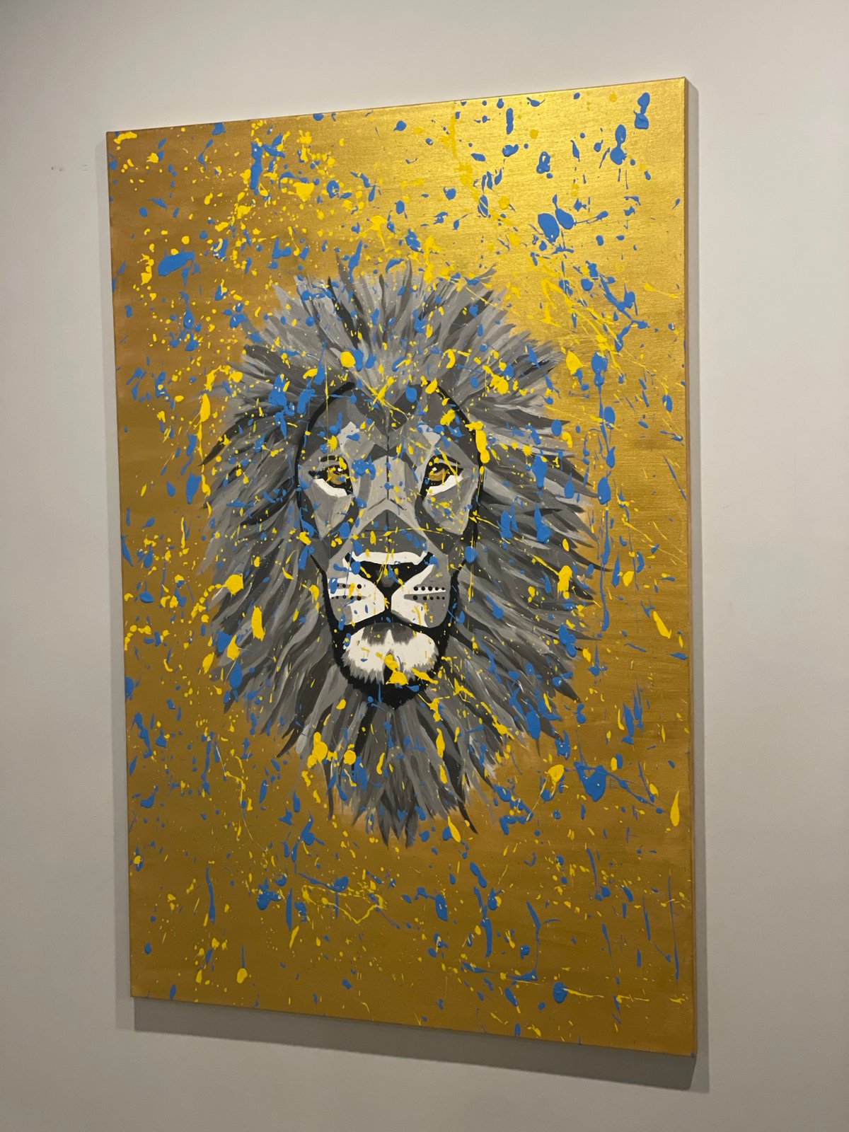 Art viewer documents feline-themed paintings in Krasnoyarsk gallery