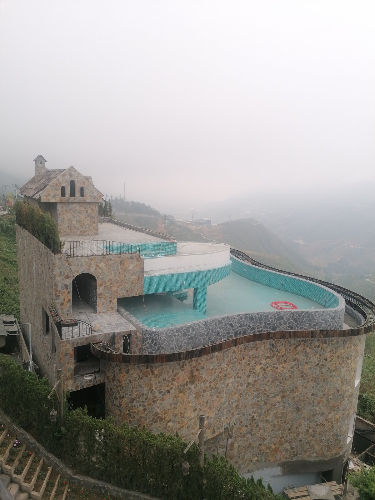 Tourist captures morning scenes across Sa Pa Ward resort areas