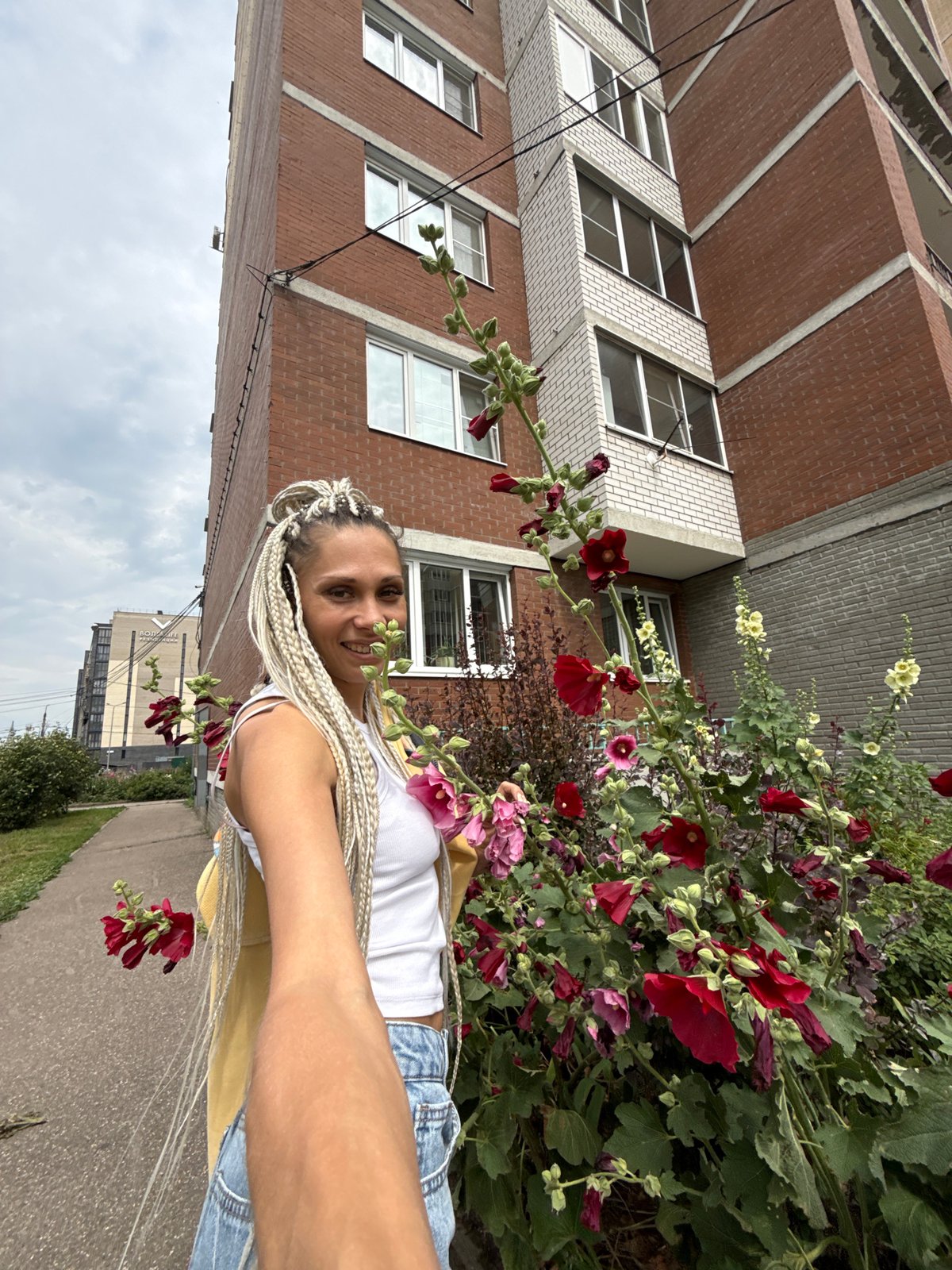 Morning out in a Rusanovo neighborhood, flowers and selfies