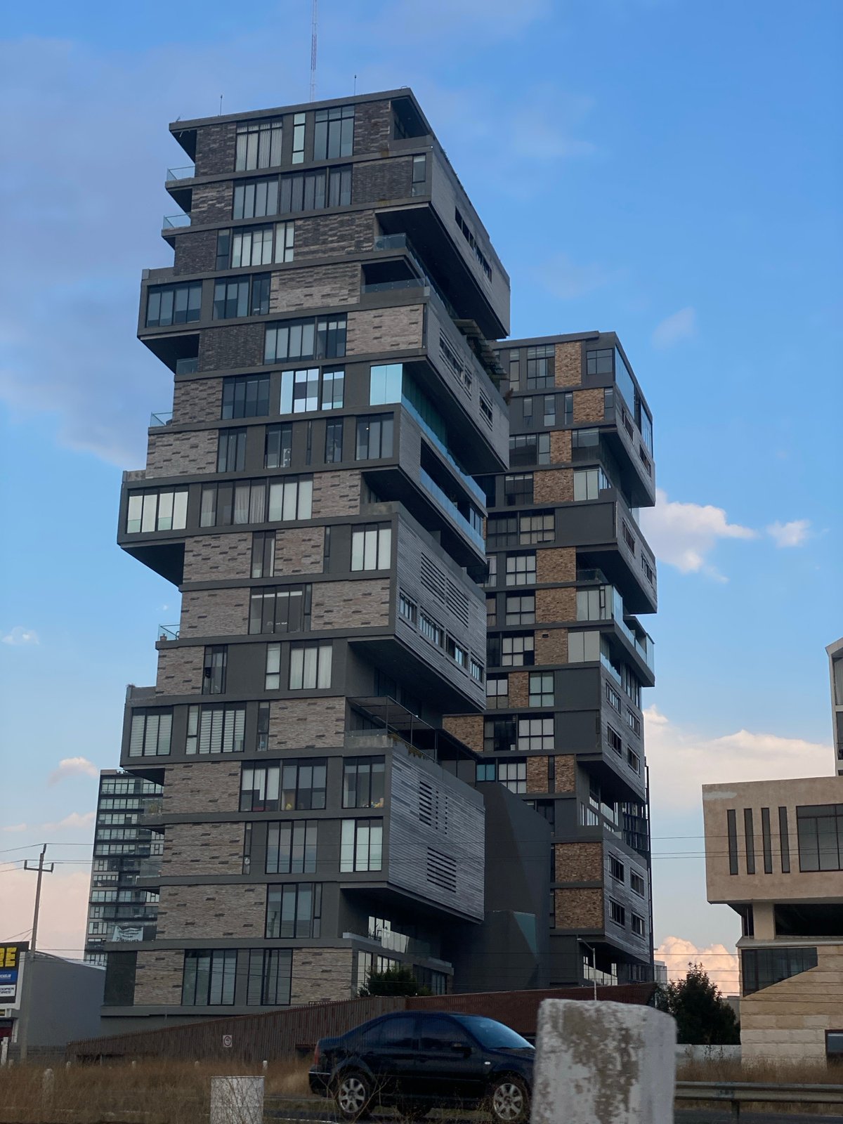 Modern apartment building documented in San Bernardino Tlaxcalancingo