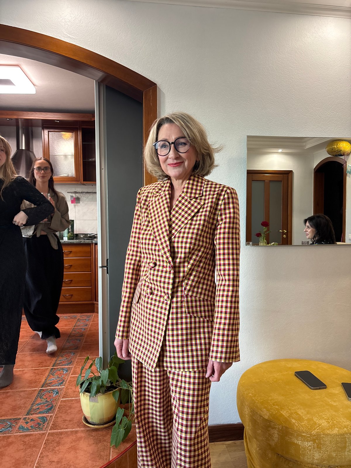 Woman in patterned blazer spotted in Krasnoyarsk doorway