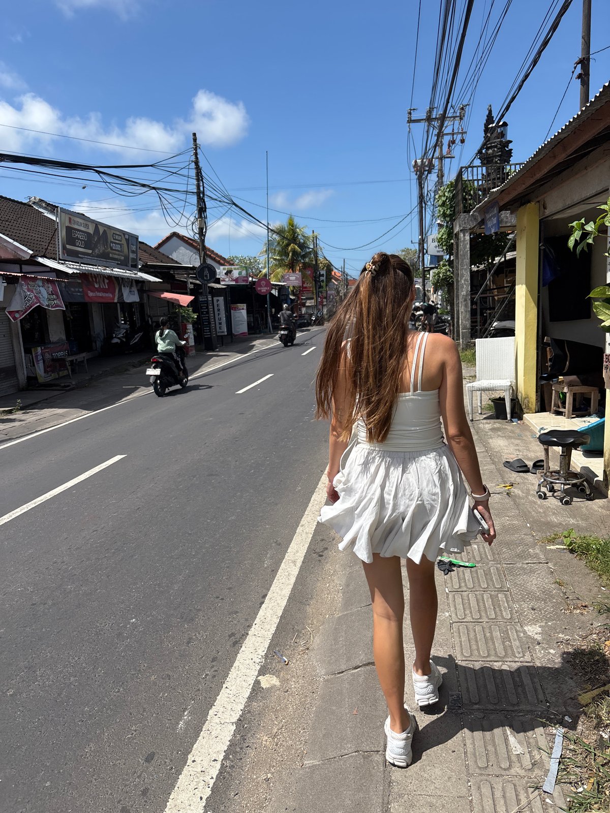 Casual moments captured in Kuta Selatan cafes and streets