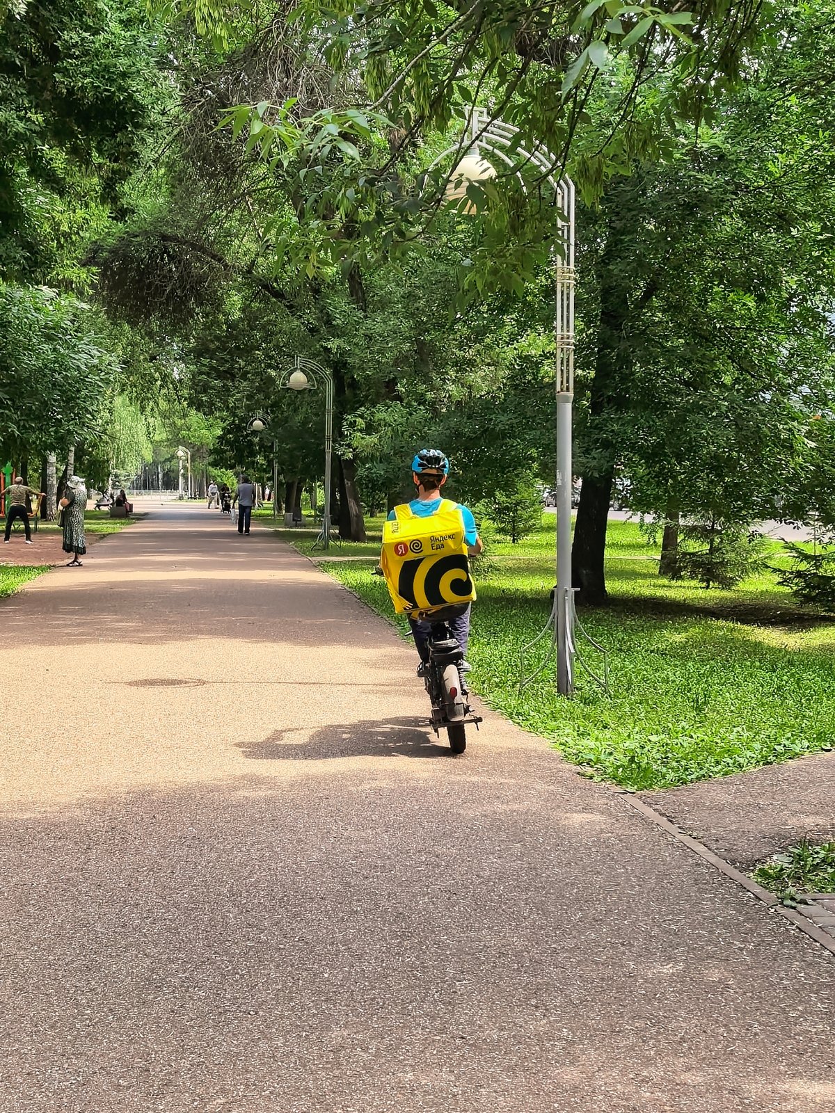 Street-level slice of everyday Sterlitamak on a summer morning