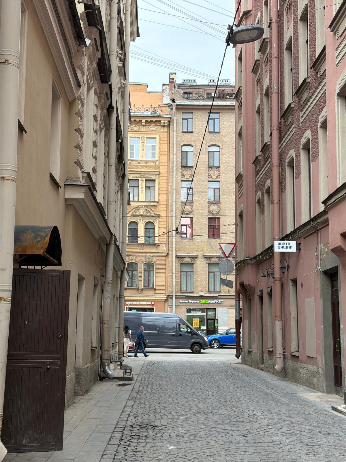 Walking tour documents Saint Petersburg architecture and street life
