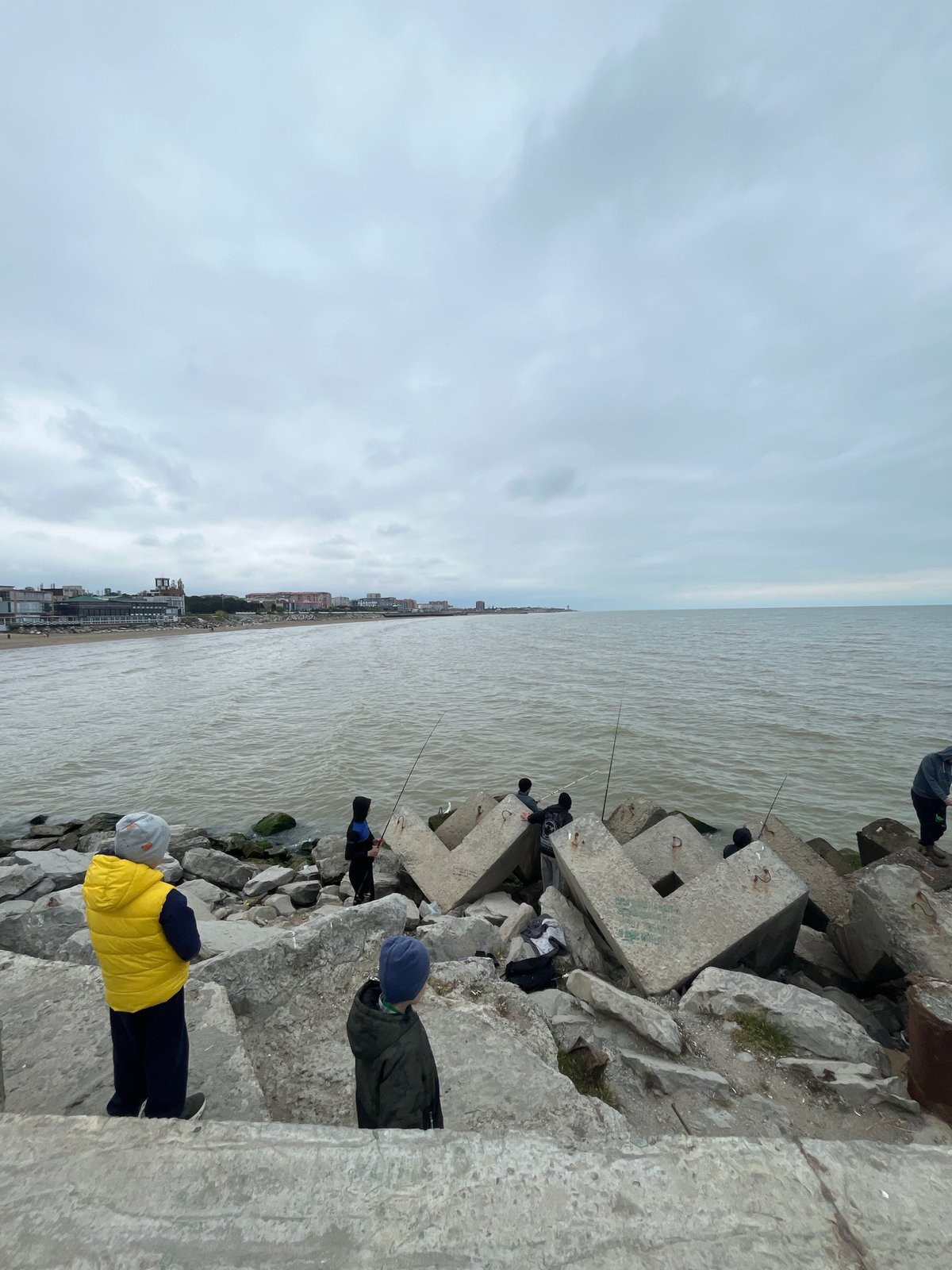 Leisure activities observed along Kaspiysk coastline during midday hours
