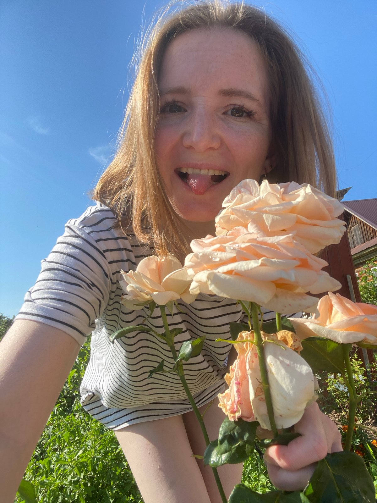 Summer afternoon at home: flowers, pool days, and garden selfies