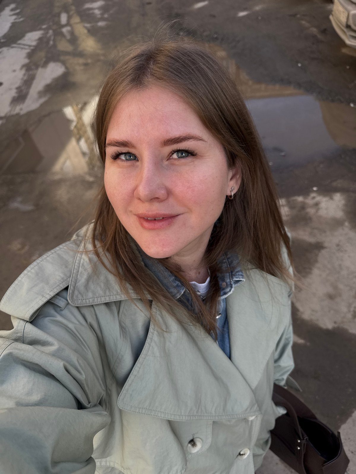 Woman documents morning routine with selfies across Perm, Russia