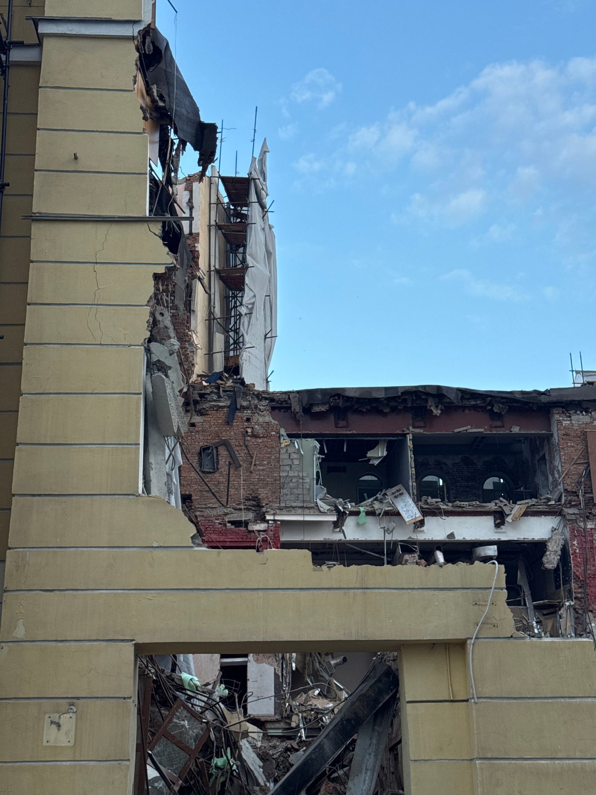 Moscow witnesses document damaged building, street life, cloudy skies
