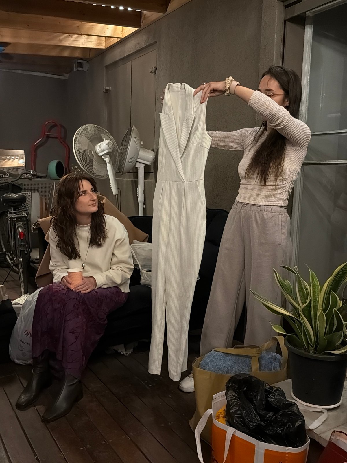 Women spotted in various Tel-Aviv locations during evening hours