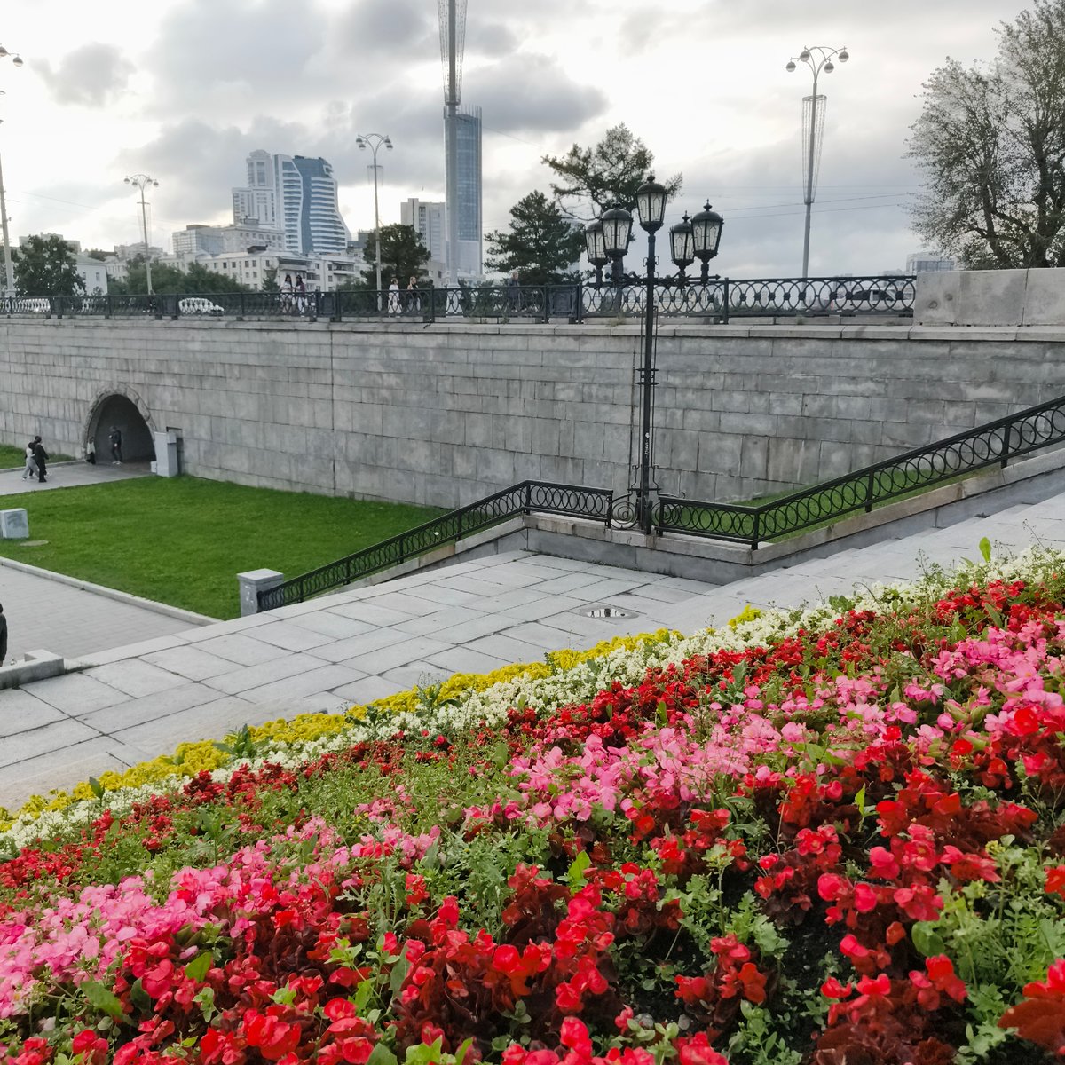 Yekaterinburg city center: embankment, landmarks, and river