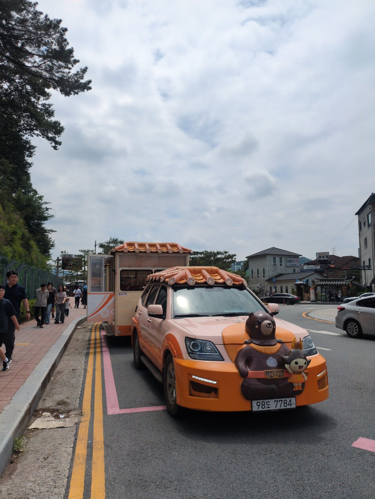 Early morning street documentation captures Gongju-si urban landscape