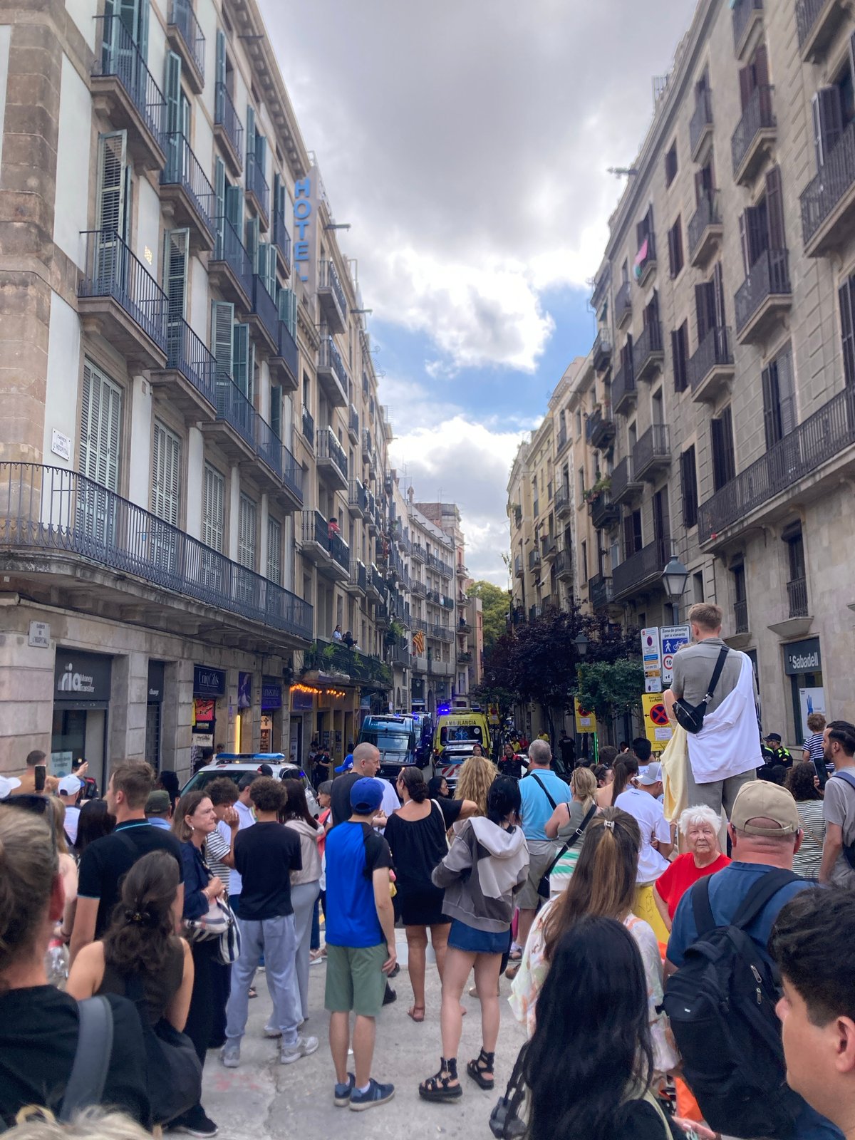 Barcelona afternoon: police activity, dining scenes, street life documented
