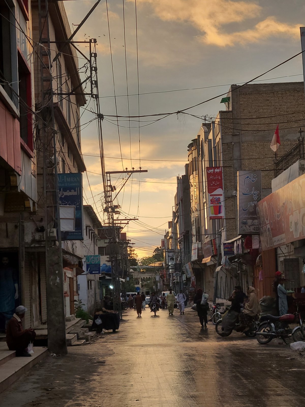 Wet street scenes documented in Quetta, Pakistan