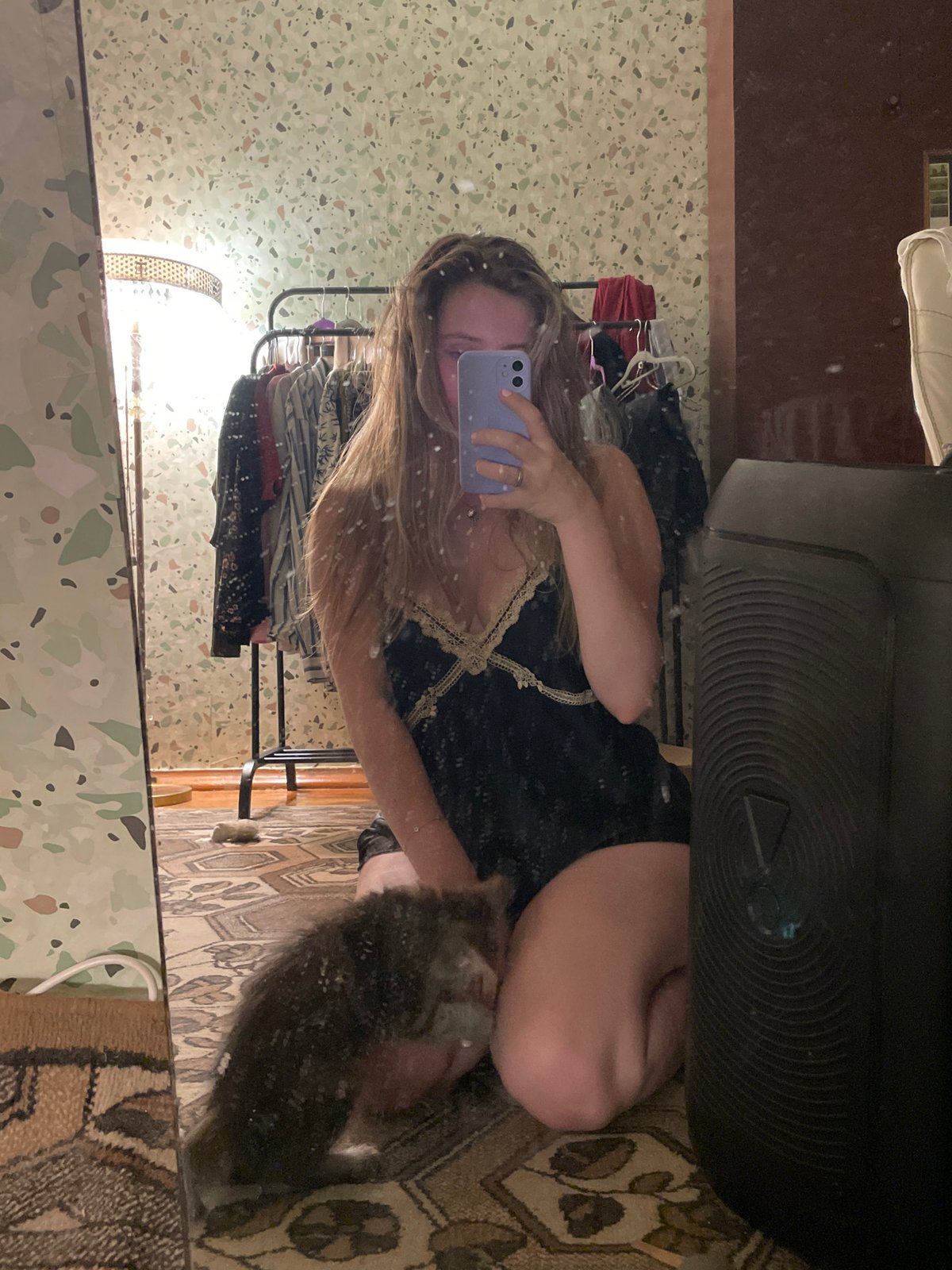 Lazy afternoon at home with mirror selfies and a kitten