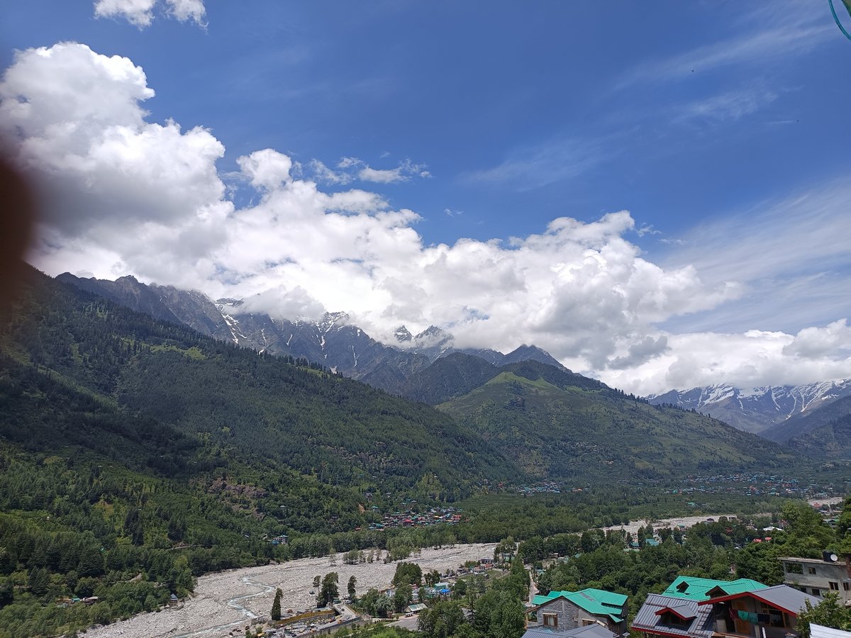 A morning wandering Vashisht — cafés, alleys, and Himalayan views
