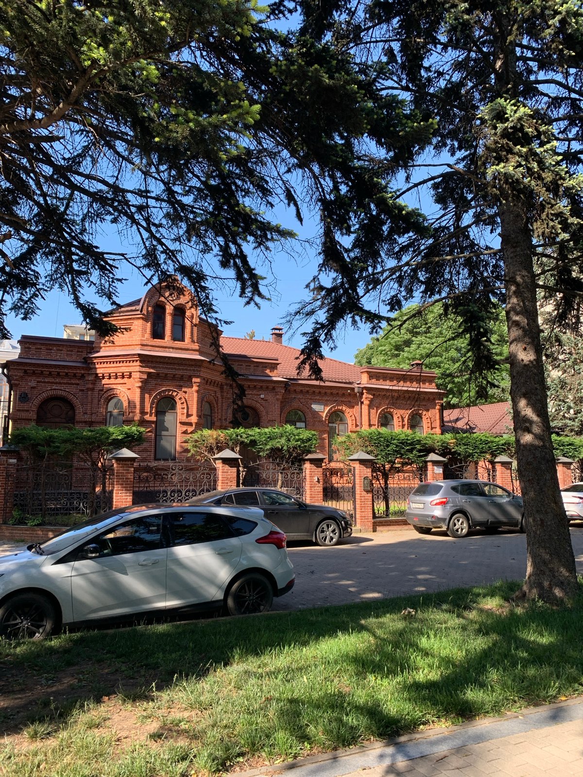 Urban walking tour documents churches, gardens, architecture over hour