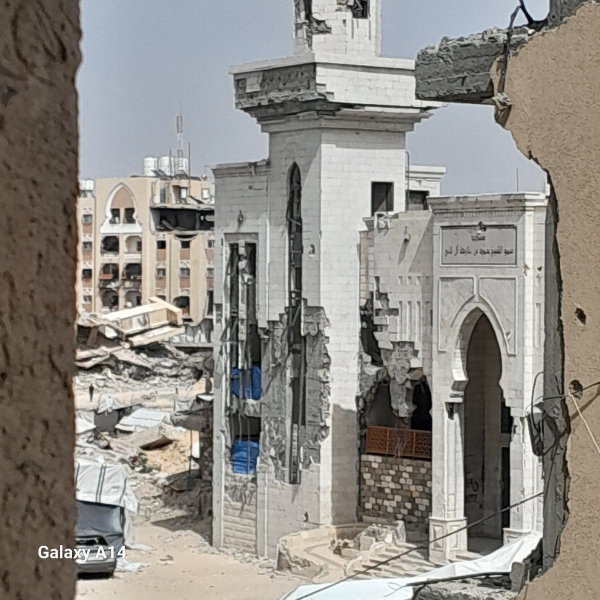 Damaged building with debris observed in Khan Yunis