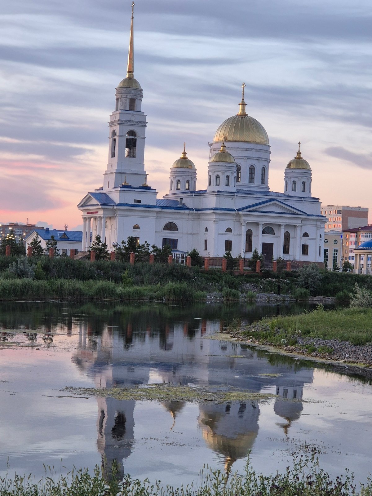 Photographer documents Kokshetau landmarks during afternoon hours