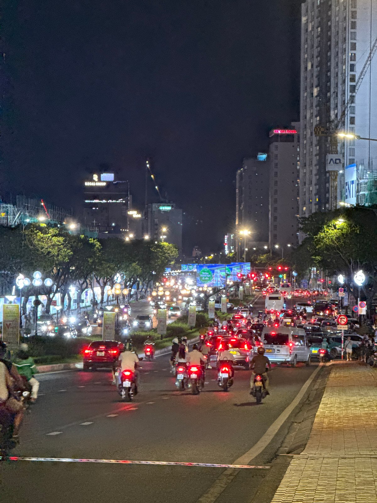 Traffic jam surrounds illuminated Dragon Bridge in Đà Nẵng