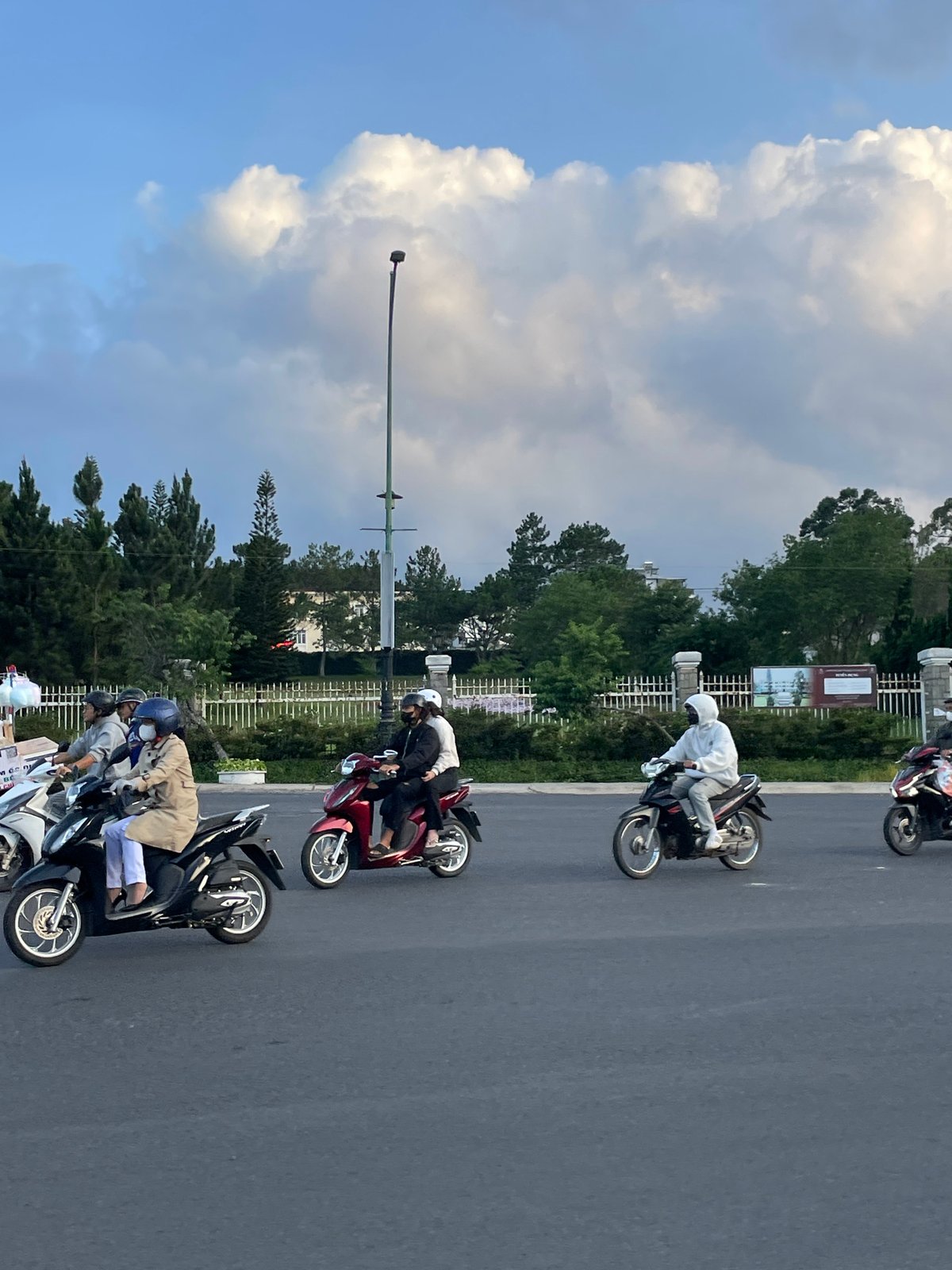 Afternoon recreation scenes captured around Xuan Huong Lake, Da Lat