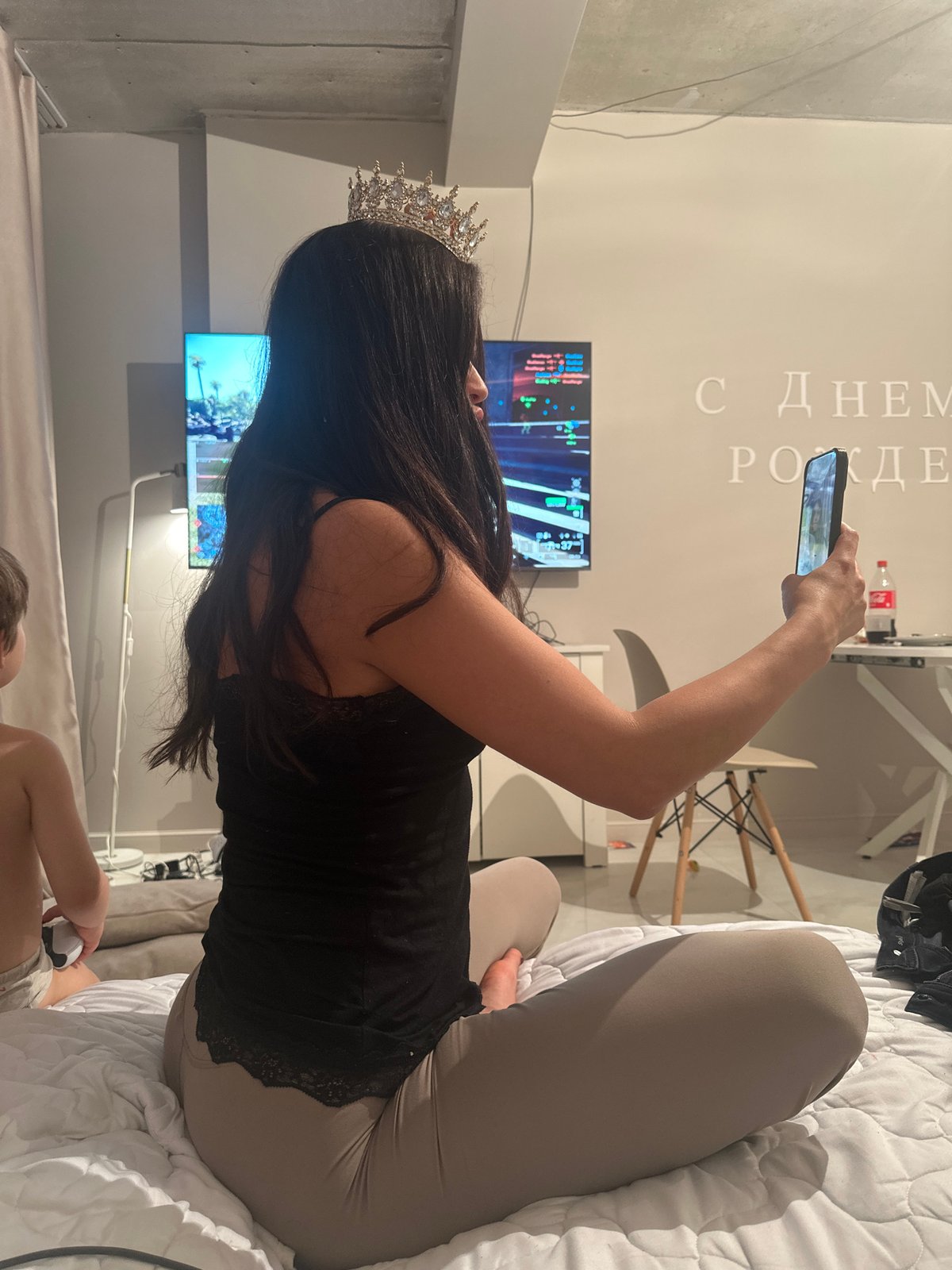 Woman in tiara spotted with child in Khimki home