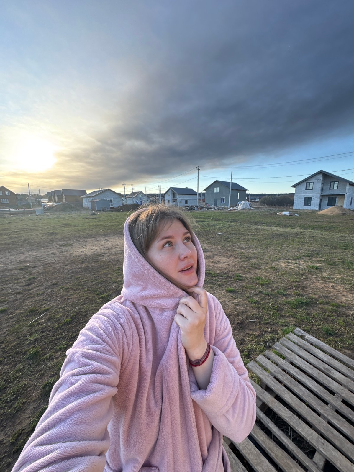 Woman captures quiet morning moments with cat in rural Russia