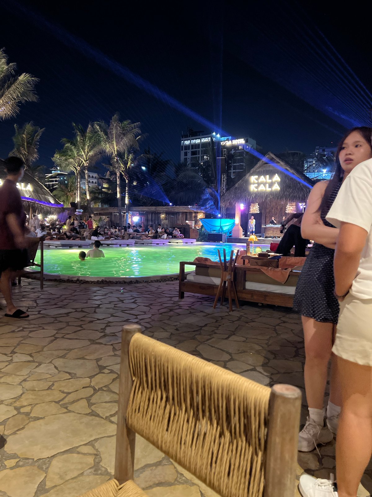 Evening nightlife documented across Đà Nẵng entertainment districts