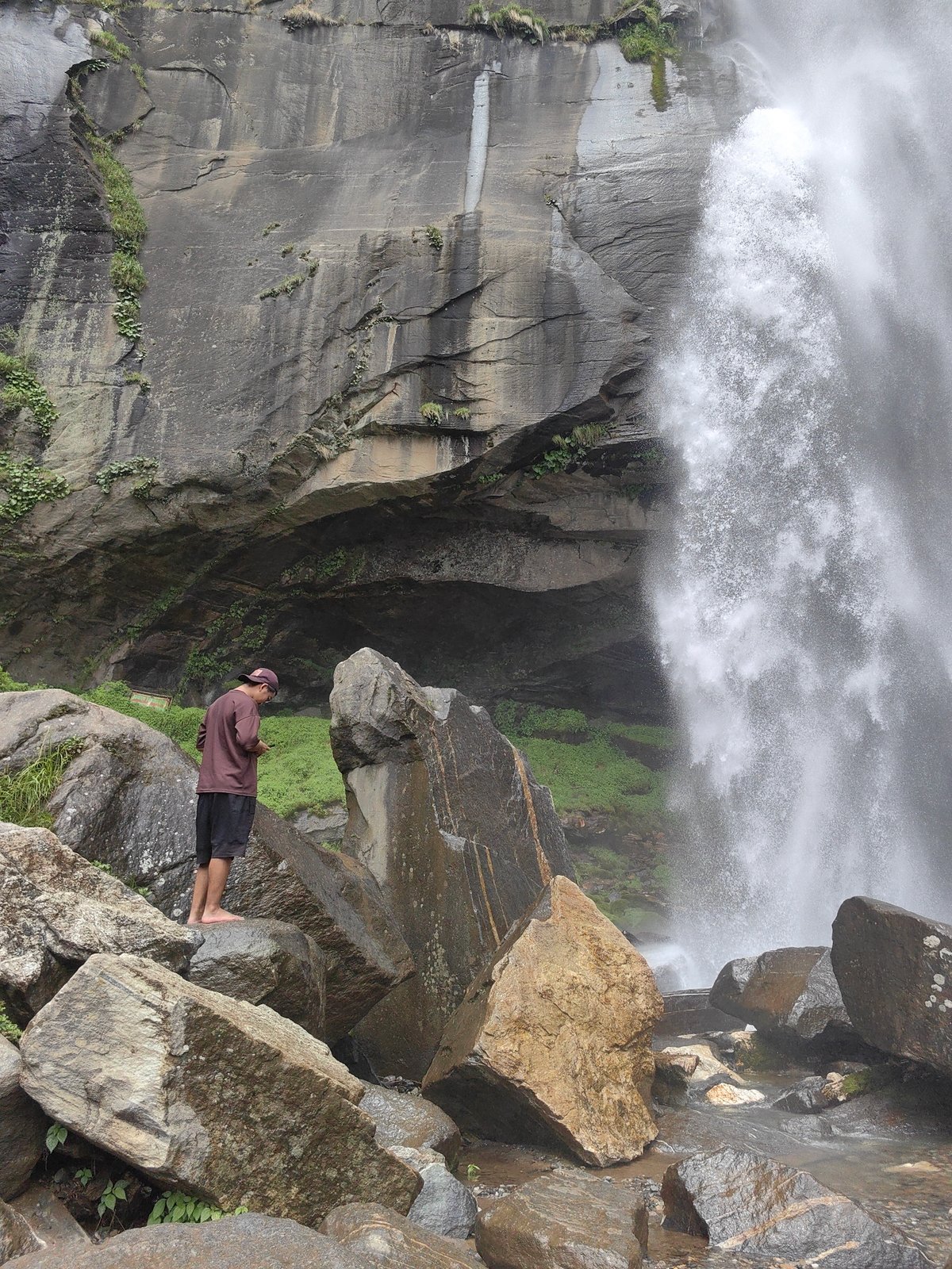 Casual waterfall hangout on the rocks in Vashisht