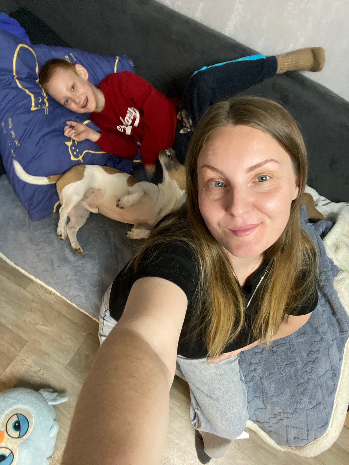 Family captures everyday moments with child and cat in Noviy