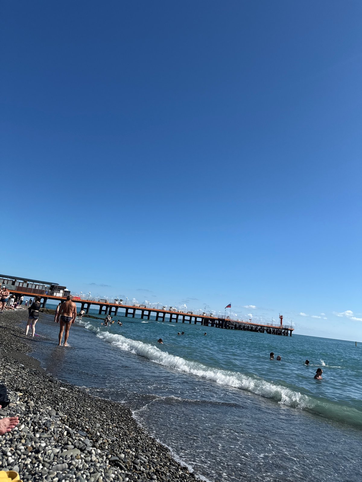 Sunny afternoon on the Black Sea, Sochi — beach and boat traffic