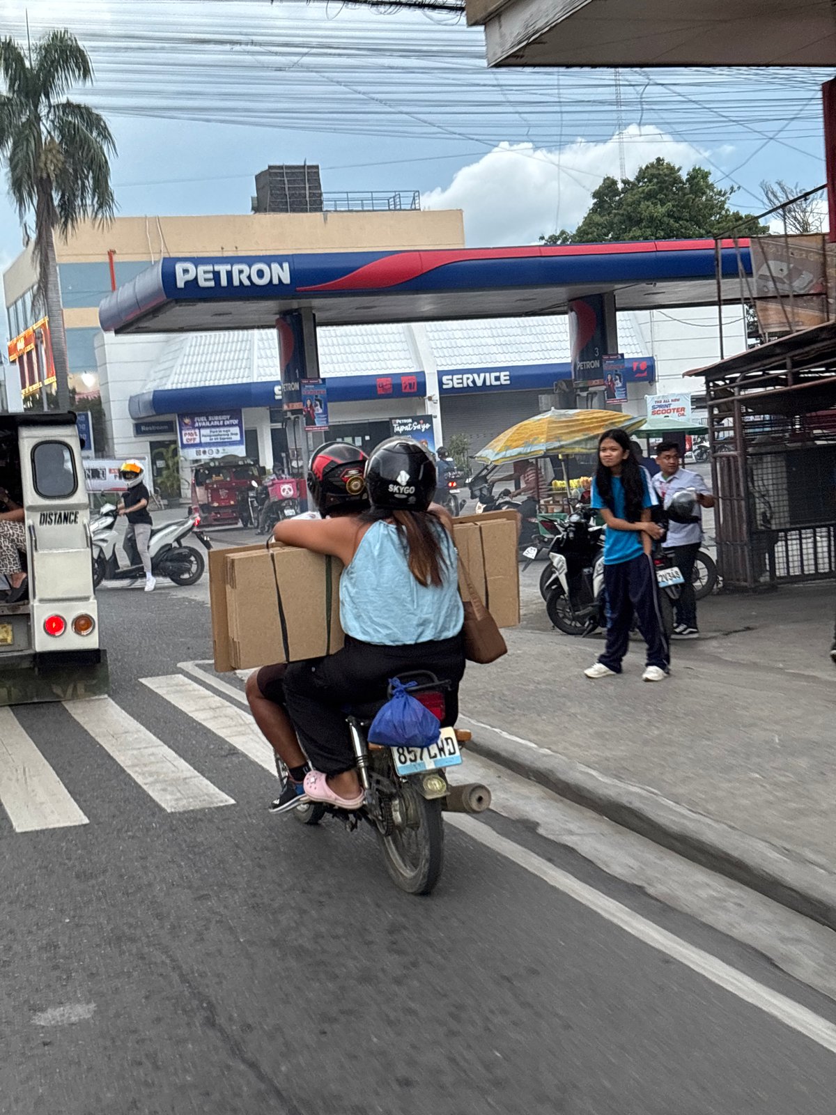 Street vendors, snacks, and traffic on a Davao morning