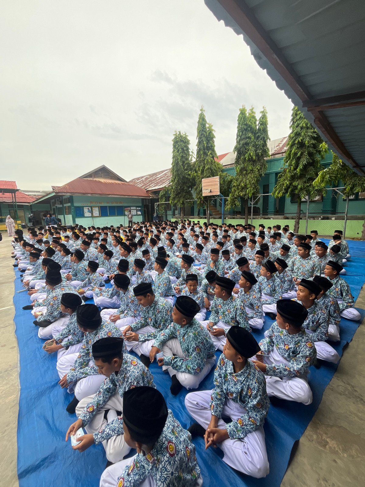 Mass student gathering in traditional dress, Lhokseumawe
