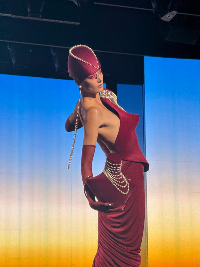Theatrical fashion show features elaborate gowns in Paris