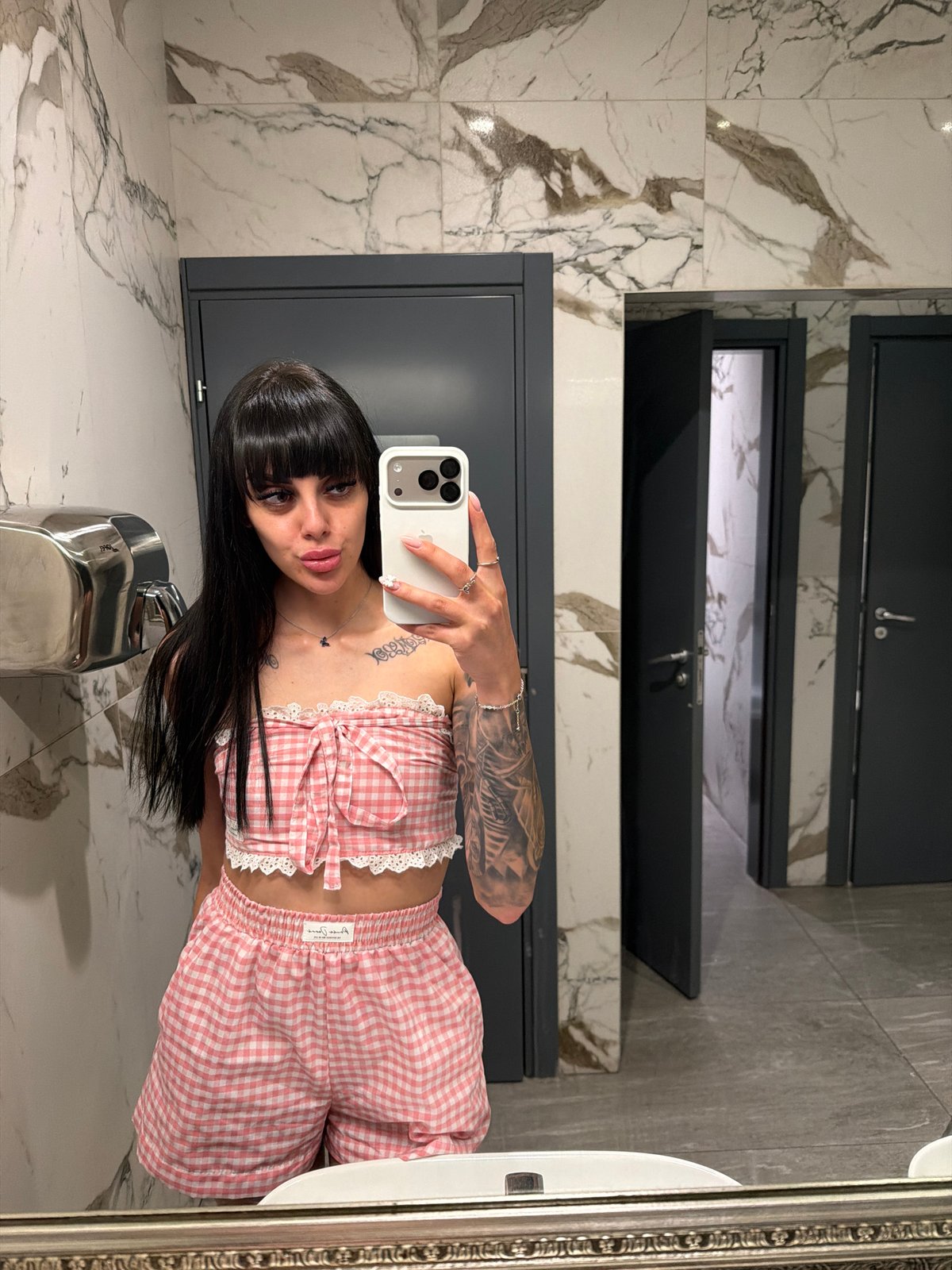 Woman documents evening out with selfies and dinner in Plovdiv