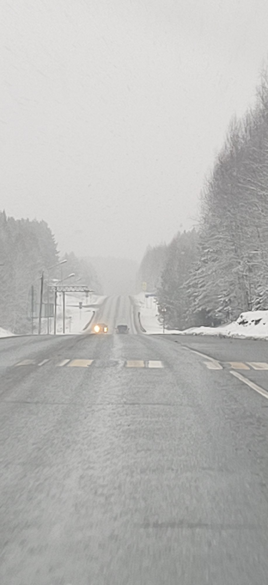 Heavy snowfall reduces visibility on Chaykovsky road