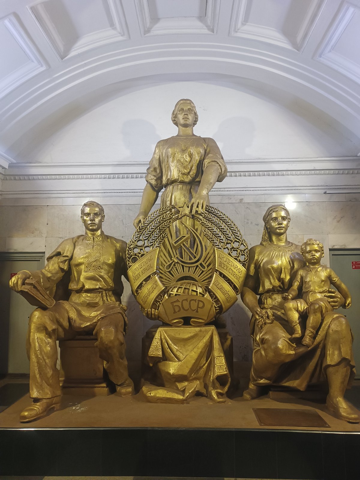 Moscow witness captures Soviet sculptures and busy street scenes