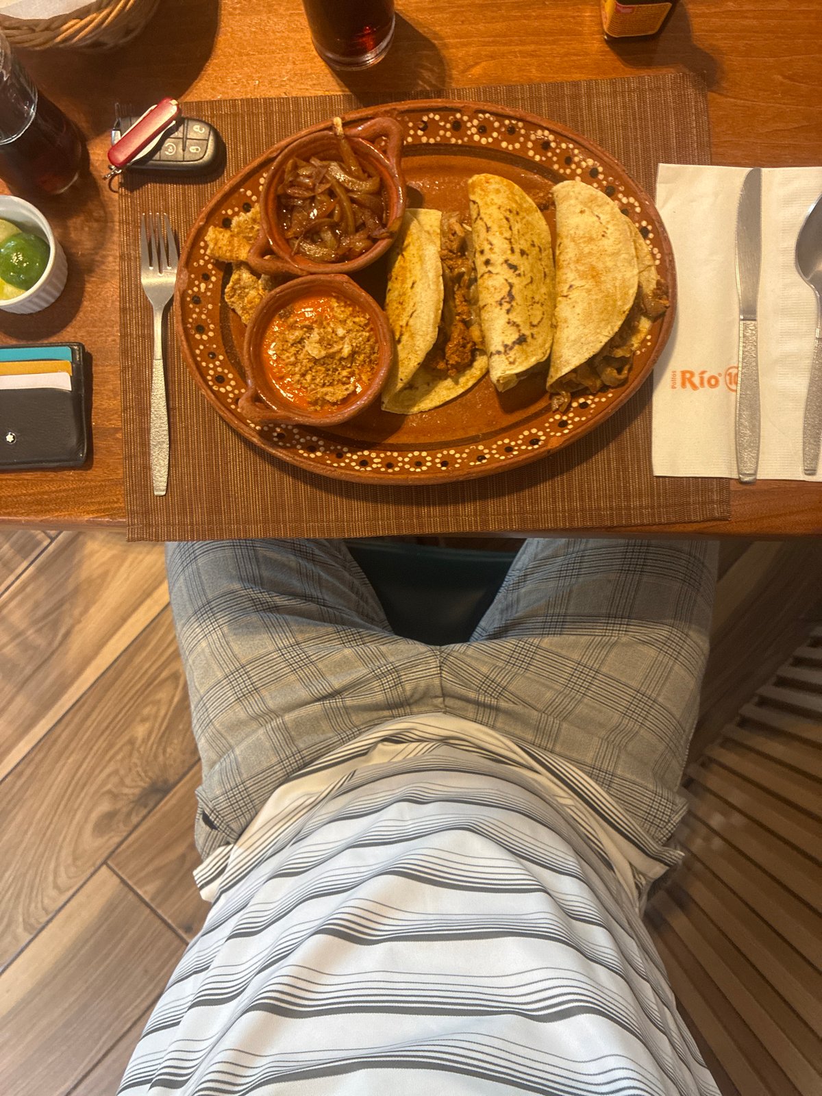 Person enjoys taco dinner in Cuautitlán Izcalli restaurant