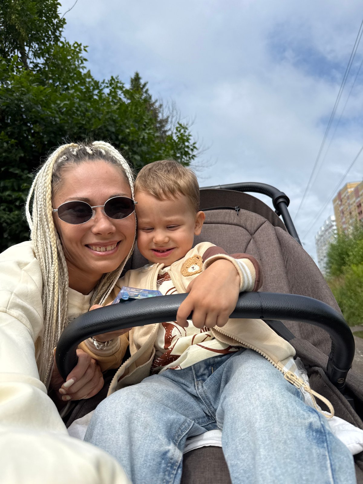 Morning stroll and selfies through a Rusanovo park