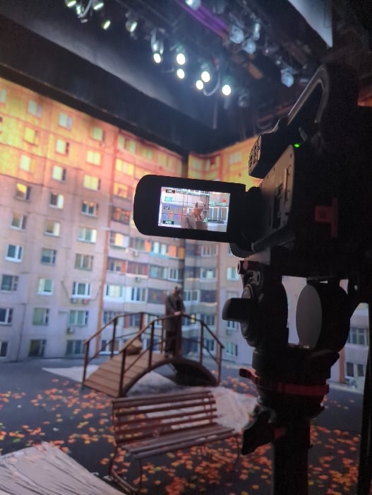 Moscow Art Theatre stages courtyard drama with apartment backdrop