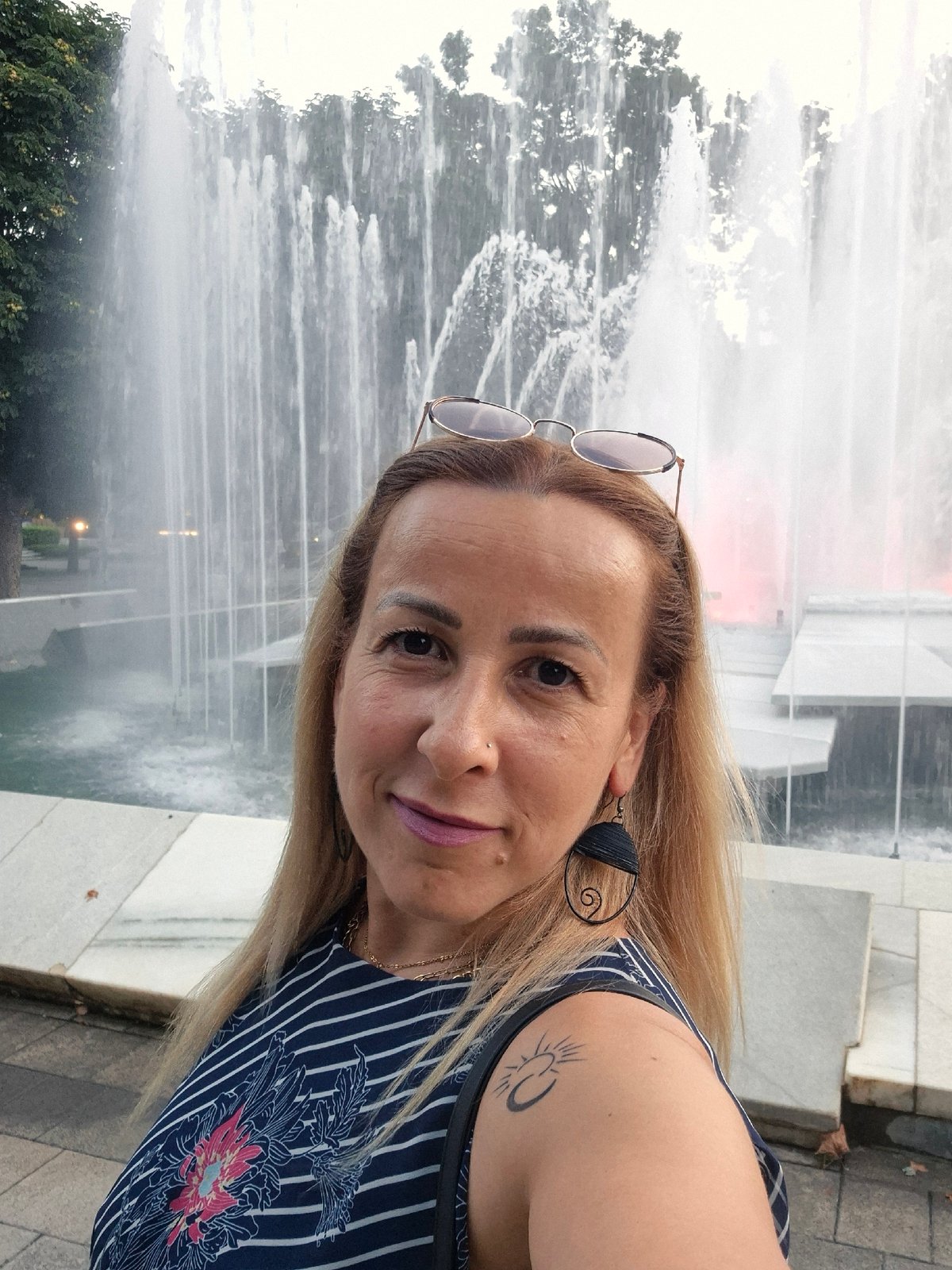 Evening fountain visit, car ride, and indoor stops.