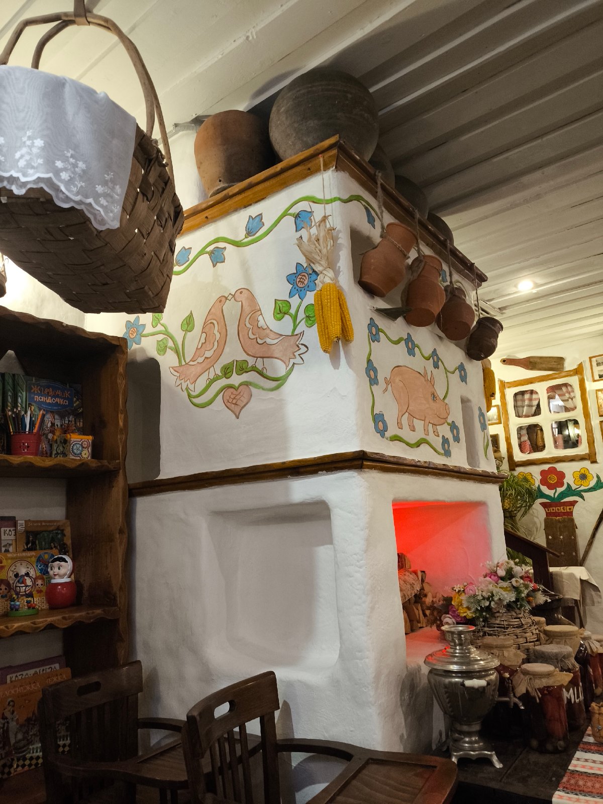 Traditional Russian restaurant experience documented in central Moscow