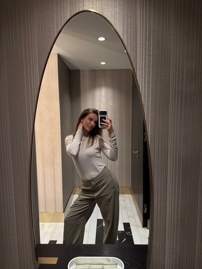 Woman documents evening at upscale Budva bar through selfies
