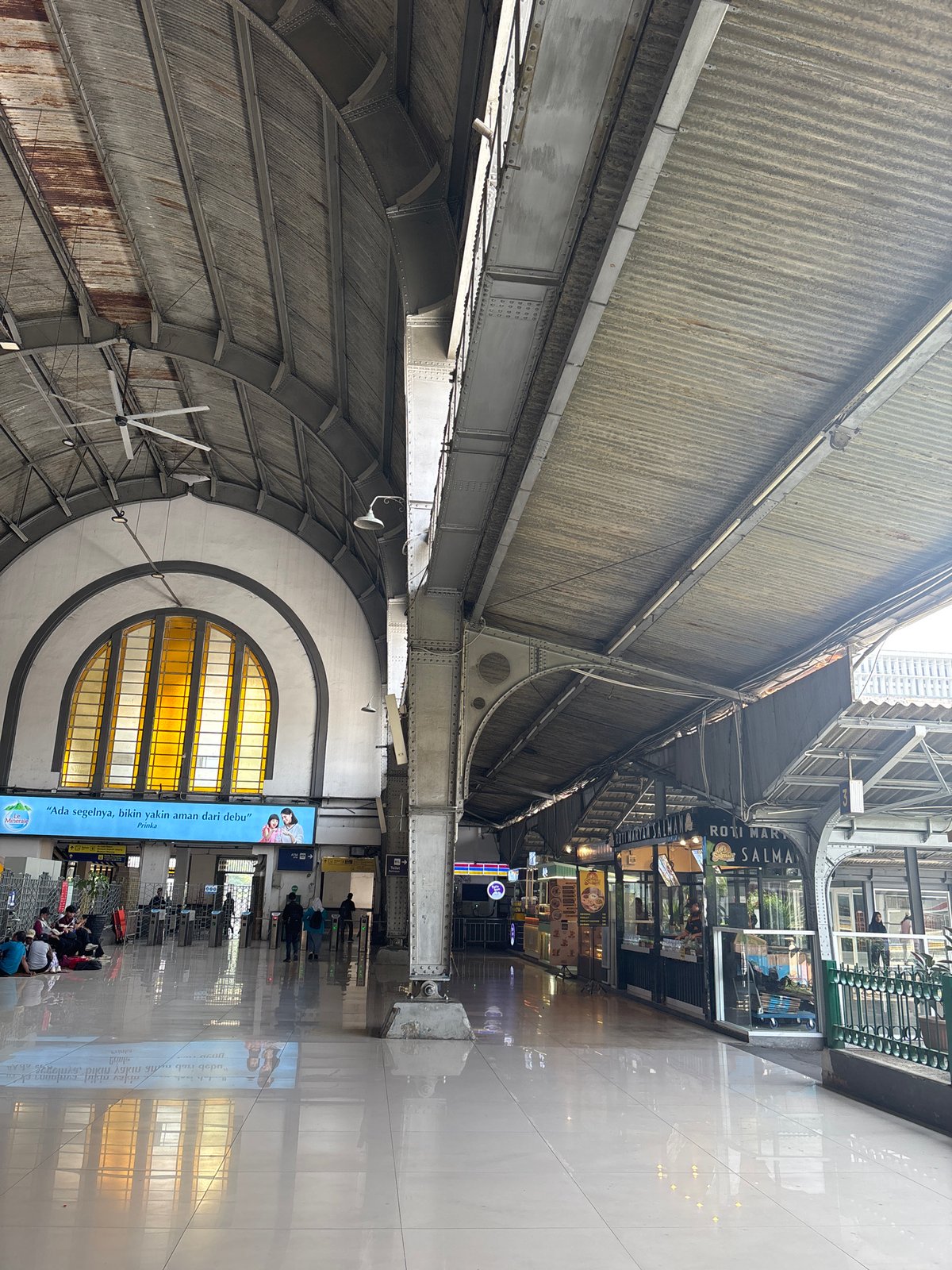 Jakarta train station captured in detailed 8-minute documentation