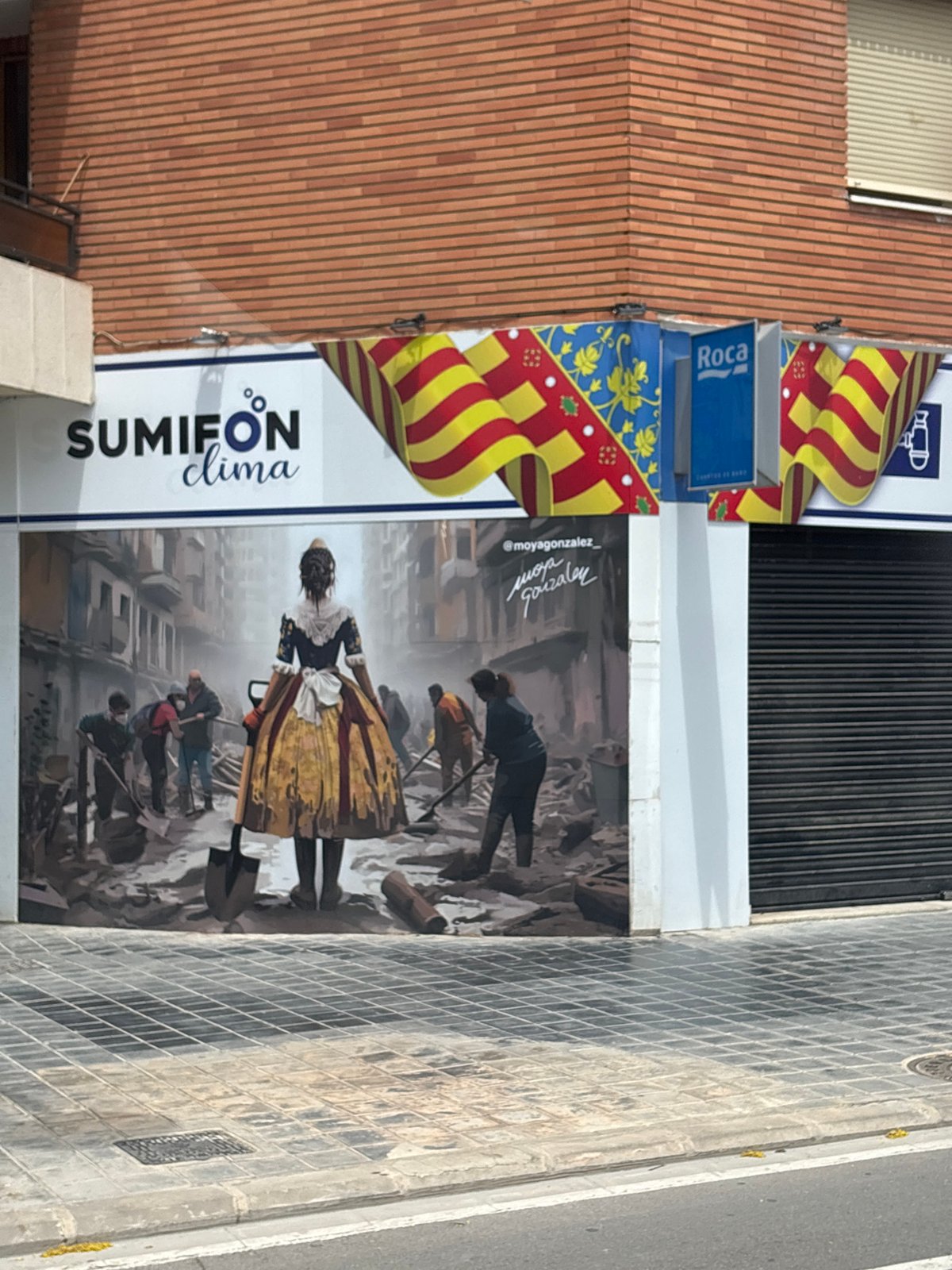 Street-level slice of central Valencia on a June afternoon