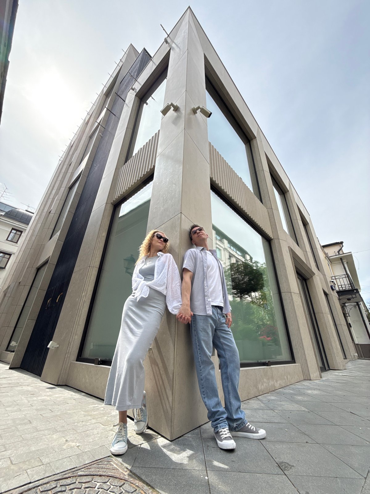 Couple photographed in romantic poses outside Moscow building
