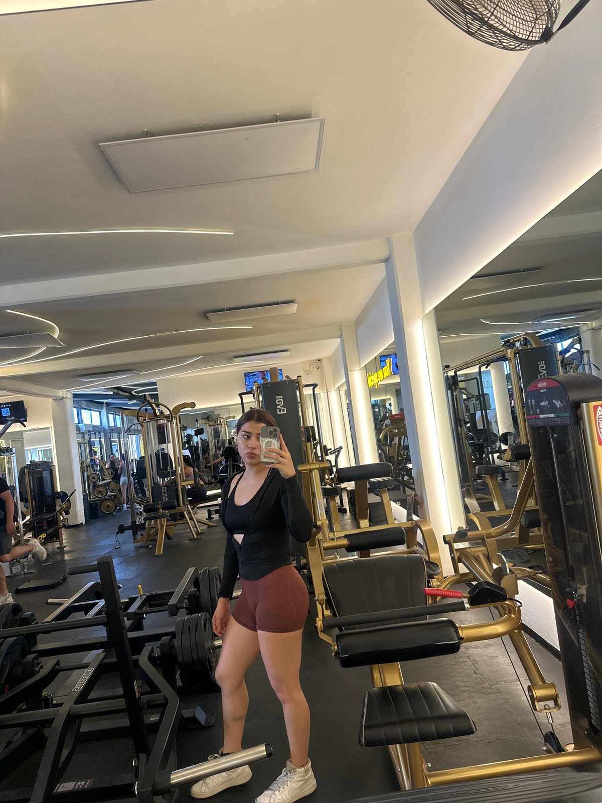 Woman takes selfies during workout session at Puebla gym