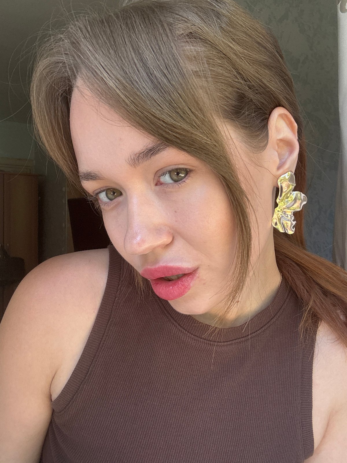 Woman documents early morning routine in Russian home