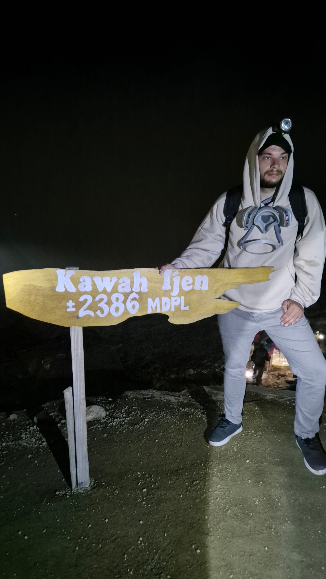 Night hikers document summit visit at Kawah Ijen volcano