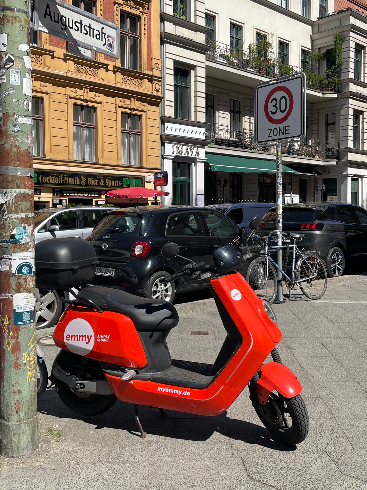 Sunny morning street scenes documented across central Berlin